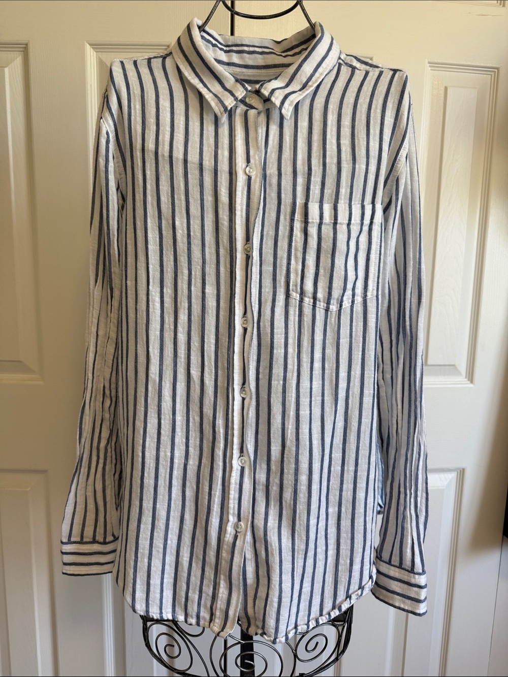 Women’s  Cotton long sleeve button up collared shirt. Medium